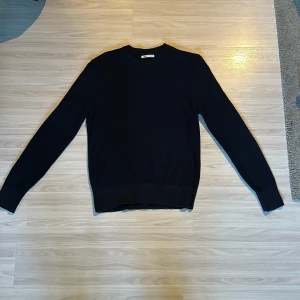 Stickad zara tröja  - Den passar till allt och nu till hösten är den varm och snygg, gott skick. 