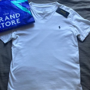 Raffe tisha - Säljer denna Ralph lauren tisha jag har köpt på kidsbrandstore. Den är true to size, passar 168/173cm. Ny pris 595kr mitt pris 250kr. Den är i jätte bra skick 8/10 👍