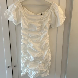 Klänning - Vit klänning från Glamorous, helt oanvänd med prislapp kvar.