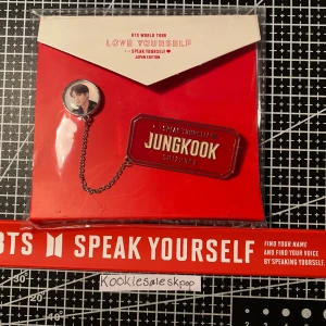 BTS World Tour (speak yourself) pin med Jungkook och något typ av armband.  - BTS World Tour (speak yourself) pin med Jungkook och något typ av armband. Den har märket för att vara officiell men enligt säljaren jag köpte av så kan den också vara inofficiell så ha det i tanken. Inga skador förutom kartong och plasten. KONTAKTA!