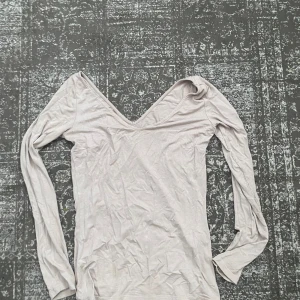 Basic tröja kan användas till allt  - Skön luftig simpel tröja. Bra skick