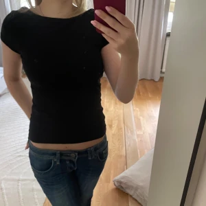 T-shirt med öppen rygg  - Snygg T-shirt med öppen rygg, aldrig använd så skicket är super🥰hör er vid fler frågor eller funderingar