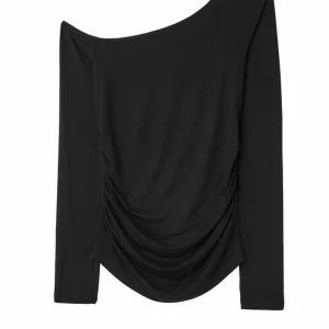 Svart tröja - Söker denna jättefina of shoulder tröja då den inte kommer till användning längre. Använt endast ett fåtal gången.  Storlek Xs