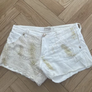 Shorts - Unika shorts från Ester Elenora storlek S. Halva shortsen med spets, guldglittriga och döskalleknappar. 🌸