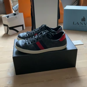 Gucci ace  - Tjena,säljer nu dessa galet feta Gucci ace med allt og-Skick 8/10 köpt för 7500 säljer för 2999-storlek 44 men passar mig som har 43-skriv vid funderingar osv mvh 🤝