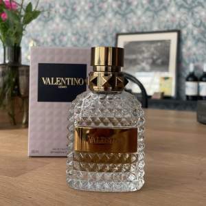 Valentino uomo - nya verisionen Säljer då jag helt enkelt inte använder den längre. Skulle uppskatta att det är ca 35/50 ml kvar i flaskan. Nypris: ca 850 - 1000kr mitt pris: 349kr Box medföljer😁