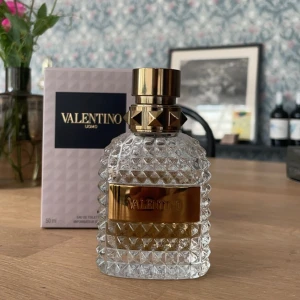 Valentino uomo parfym - Valentino uomo - nya verisionen Säljer då jag helt enkelt inte använder den längre. Skulle uppskatta att det är ca 35/50 ml kvar i flaskan. Nypris: ca 850 - 1000kr mitt pris: 349kr Box medföljer😁