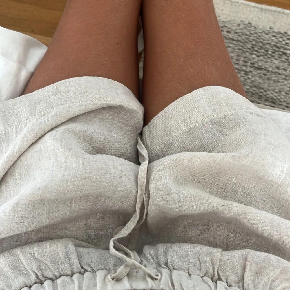 ARKET beige linne shorts i storlek xs säljer få de inte sitter bra skriv privat vid frågor om köp💞. Shorts.