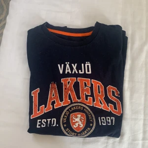 Växjö lakers hockey - Tjenare! Jag säljer min gammla växjö lakers tröja som nu är för liten för mig, jag fick den av min farfar i födelsedagspresent förra året. Nu är den för liten för mig och jag vill bli av med den. Pris kan diskuteras, minsta lilla fråga? Skriv
