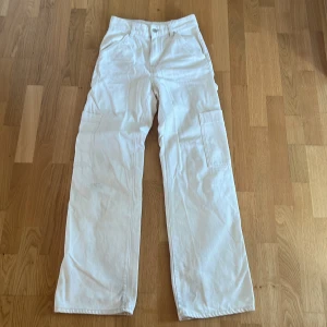 White cargo jeans - Worn only once or twice- almost new condition. Original price - 300kr