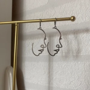 Örhängen  - Jättecoola örhängen av kvinnoansikte i rostfritt stål och zinklegering 💓Modell ”Vanessa”