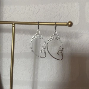 Örhängen  - Jättecoola örhängen av kvinnoansikte i rostfritt stål och zinklegering 💓Modell ”Regina”