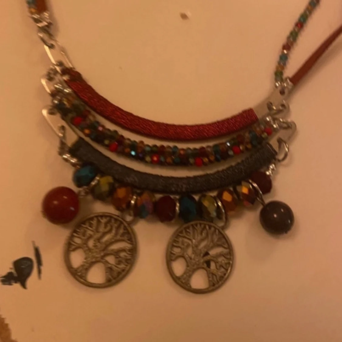 Lång halsband med päelor