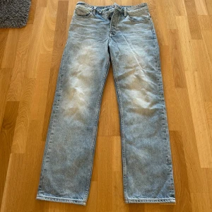 Neuw Stockholm jeans (Liam) stk 29/30 - Neuw Stockholm jeans i modellen Liam, i nyskick då de knappt använts, inga fläckar eller något. Köpta för 1200 på kennedies i Örebro. Modellen är loose fast sitter mer relaxed . lite tajtare än loose… hör av er vid frågor och funderingar.
