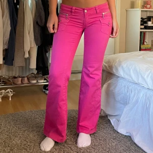 Lågmidjade bootcut jeans - Tvär coola jeans som tyvärr inte kommer till användning för mig, storlek 40 men passar mig som brukar ha 38 perfekt förutom att de är något korta, jag är 175!! Skriv för mått eller om ni undrar något annat!!💖