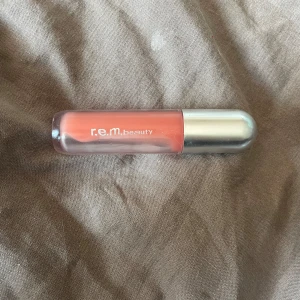r.e.m. Beauty Lip Oil - använd 2-3 gånger Färg: Pickin Petals