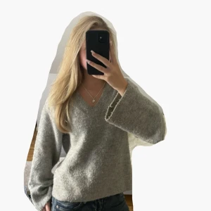 Grå stickad tröja - Jätte fin stickad tröja som passar till allt, den är lite nopprigt som man ser på andra bilden men annars i bra skick. Den är storlek XS men stor i storleken och sticks inte💕sänker priset till 200 vid snabbt köp 