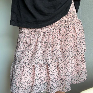 Volangkjol - Superfin blommig volangkjol💕nyskick!! Storlek M men passar både mindre & större