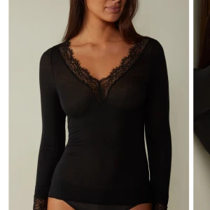 Intimissimi tröja - Sälje denna super fina Intimissimi tröja med spets då den ej kommer till användning längre. Inga defekter o använd fåtal gånger skriv för frågor eller fler bilder❤️