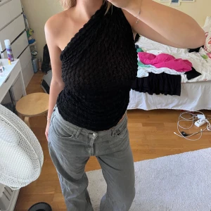 Zara topp - One shoulder topp från zara, använd en gång typ.