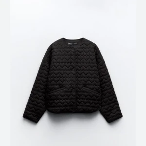 Jacka med hjärtan - Jättefin och bekväm jacka med hjärtan från zara🔥 Passar perfekt till höst och vår☀️🙏🏼 Helt ny med prislapp kvar