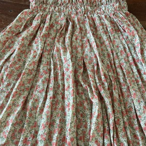 Blommig kjol - Blommig kjol storlek s/m men passar allt från xs-m, säljes för 100kr