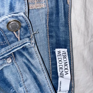 Vero moda jeans. köpta för 299. - Använda en gång, tyckte ej de satt bra på mig. raka i benen men sitter tajt. Står ingen storlek men passar 34,36