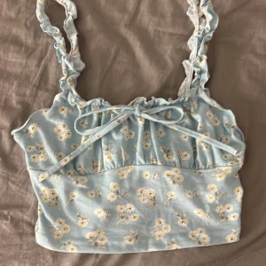 Gulligt ljusblått linne  - Ljusblått kort linne med små blommor storlek s 