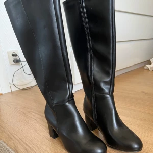 svarta stövlar  - stövlar från Bonprix, använda 1-2 gånger bara, som nyskick med ca 7,5cm klack.