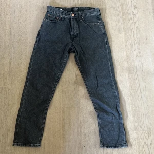 Jack and Jones jeans - Mörkgrå jeans i storlek 28/30 Straight fit