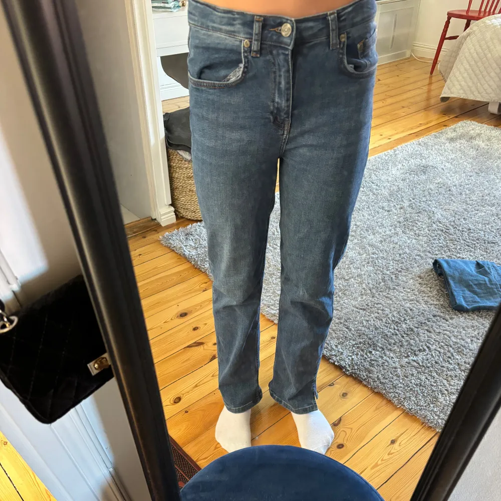 Jättefina raka jeans i bra skick. Säljes pågrund av lite för korta.. Jeans & Byxor.