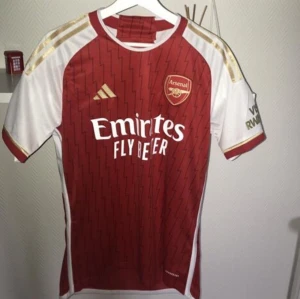 Arsenal matchtröja - Aldrig använd bara hängt här hemma. Vid mer bilder eller frågor så är det bara att skriva. Finns ute på fler sidor!