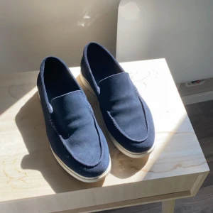 Zara loafers  - Använda typ 3-4 gånger dom e för småa så säljer dom för halva priset 