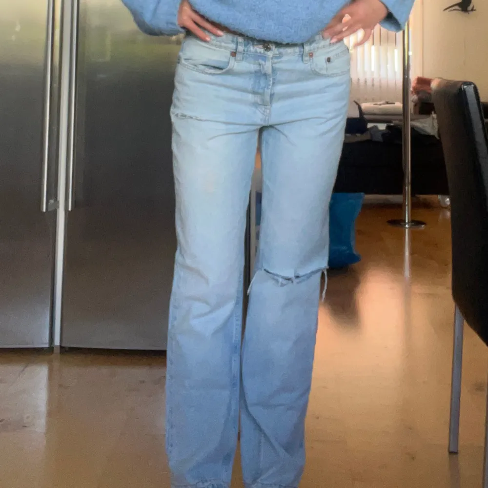 Lågmidjade jeans från Zara! Storlek 40 men passar även 38. Har sprättat upp längst ner på benen så dom är längre, passar mig som är 173!💖💖. Jeans & Byxor.