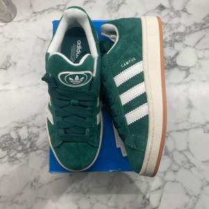 Helt nya och oanvända Adidas Campus Dark Green! Finns i alla storlekar 36-40 2/3. Pris: 1049+frakt. Skicka ett meddelande vid intresse. 