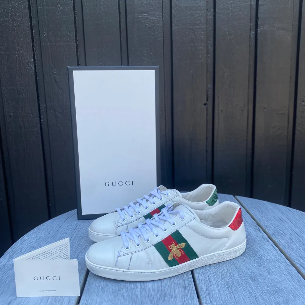 Säljer ett par vita Gucci men’s ace bee embroidered trainers. Storlek 44 passar 45! Kommer med box och Gucci kort! Säljes i befintligt skick! Nypris 8850kr Mitt pris 2399kr Hör av dig vid intresse och frågor! . Skor.