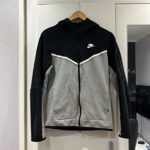 Säljer nu min Grå/Svarta Nike tech! - Nyskick
