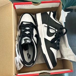 Panda Dunks - Säljer de populära panda dunks! Helt oanvända och fräscha, säljs pga köpt i fel storlek.🖤🤍