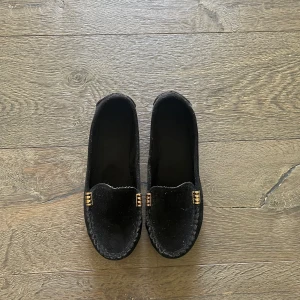 Svarta mockasiner  - Super fina svarta mockasiner, storlek 38, som enbart använts några gånger.  Normal i storleken. Mycket bra skick.