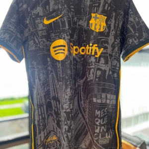 Barcelona tröja - Säljer nu min Barcelona tröja som aldrig är använd. Tröjan är i 10/10 skick. Och den är i storlek S