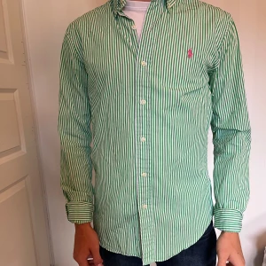 Polo Ralph Lauren Skjorta - Grön vit randig raffe skjorta | Storlek S | Modellen är 170 | Bra skick inga defekter | Lite tunnare passar perfekt till sensommarn | Skriv vid Funderingar // Palmeras 🌴