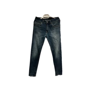 Tiger of Sweden jeans - Ett par mörkblå jeans från Tiger of Sweden i mycket fint skick utan några större defekter, det ända är att loggan på högra fram byxfickan är lite luddig det kan man se på bild 3. Modell Evolve | Ny pris ungefär 1600kr. Frågor och funderingar? det är bara att höra av dig.