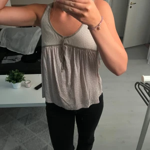 Topp - Storlek M men tycker den sitter som S/M. Använts många gånger därför billigt pris!