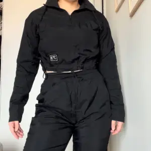 Träningsset från gymshark i windbreaker material. Säljer endast som set ej separat. I väldigt bra skick 