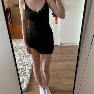 Klänning - Skit snygg klänning med spets. Säljs då den tyvärr blivit för liten för mig, vilket kanske syns på bilderna🥴Storlek XS💕