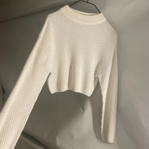 Stickad tröja -  Säljer min stickade tröja då den inte kommer till användning så den kan komma till användning för någon annan 💞