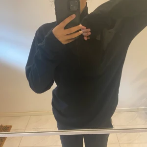 Svart tröja  - En fin och skön svart tröja. Ligger i bra skick. Storlek XL men passar på Xs/S. 💖💖