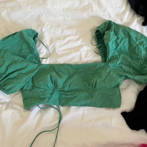 Crop top - Topp med snörning i ryggen, använd väldigt lite så superfint skick💚💚