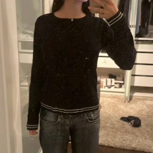 Fin tjocktröja med skönt material  - Tröjan sätter sig fint runt kroppen och är super fin, nypris 699
