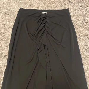 Svart mid kjol - Jätte tunn fin kjol från h&m i jätte bra skick, perfekt för sommarn.